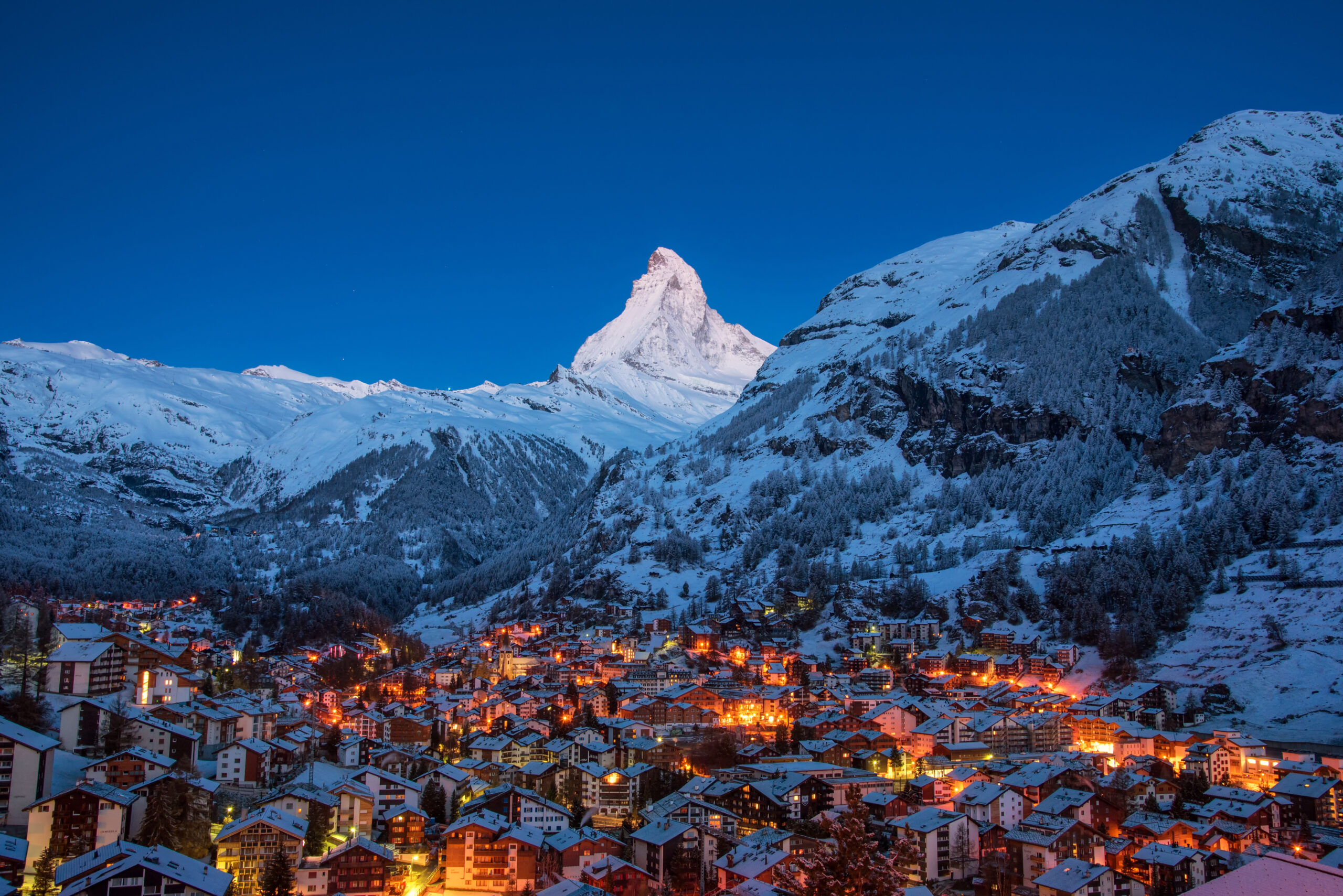 Zwitserland berg en verlichte huizen