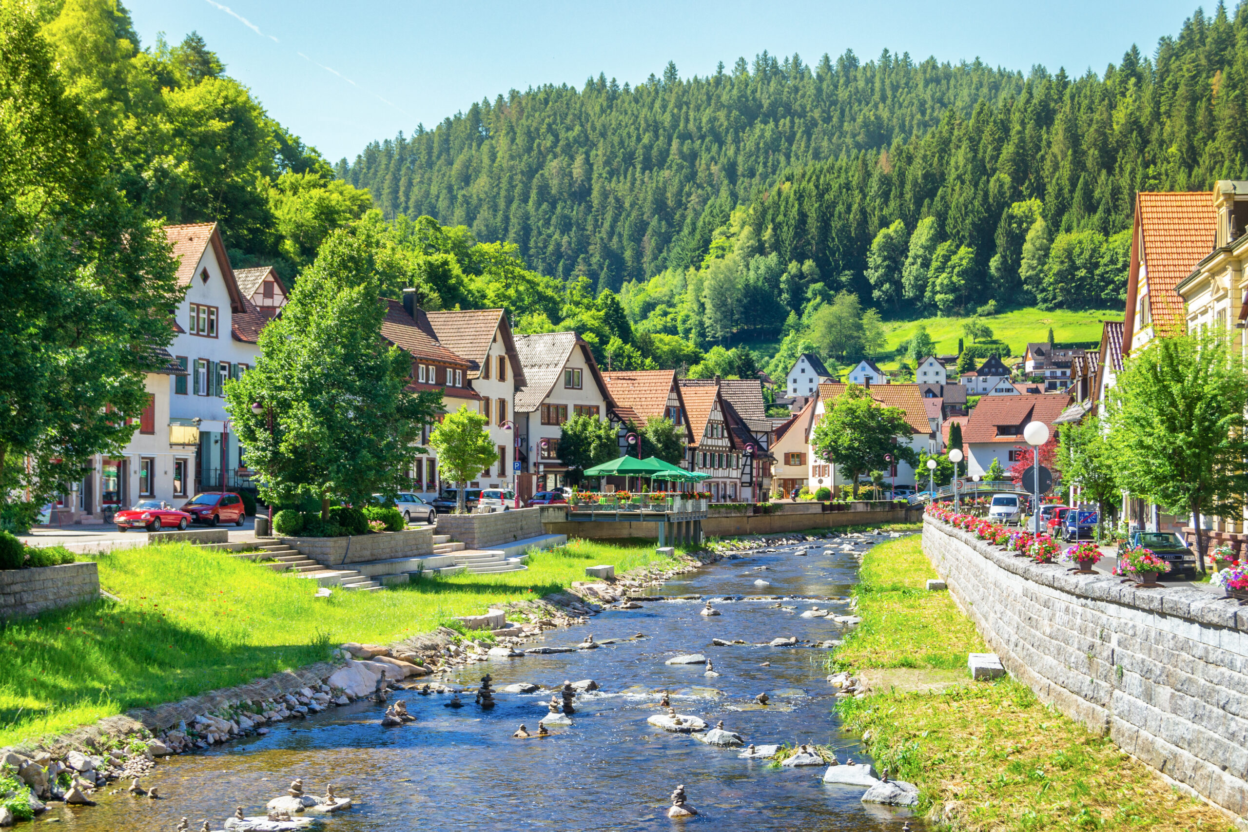 Dorp met groene bergen in Duitsland