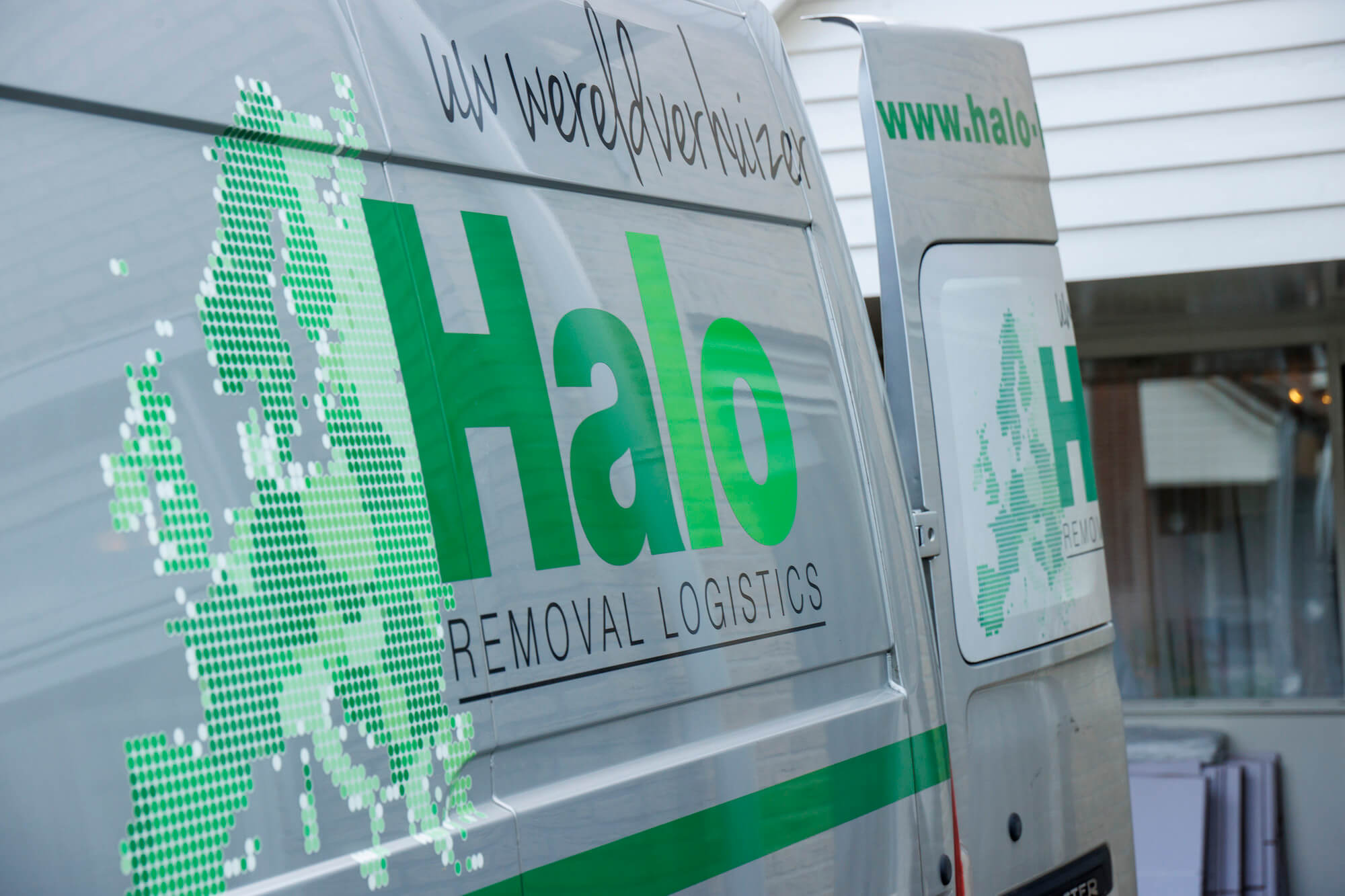 Halo Removal Logistics - Emigraties naar het buitenland.